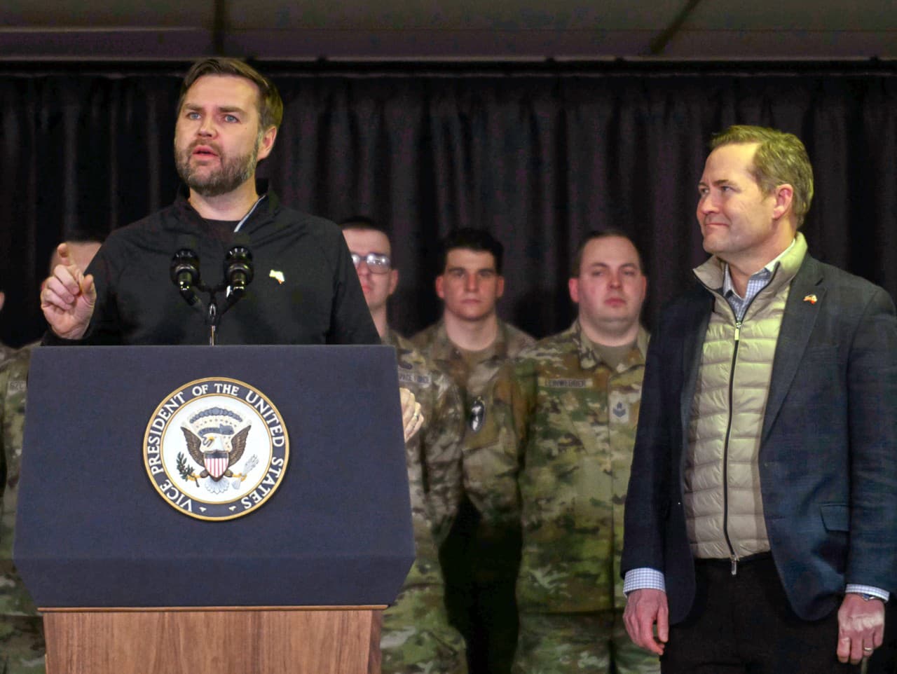 J.D. Vance na americkej základni v Grónsku