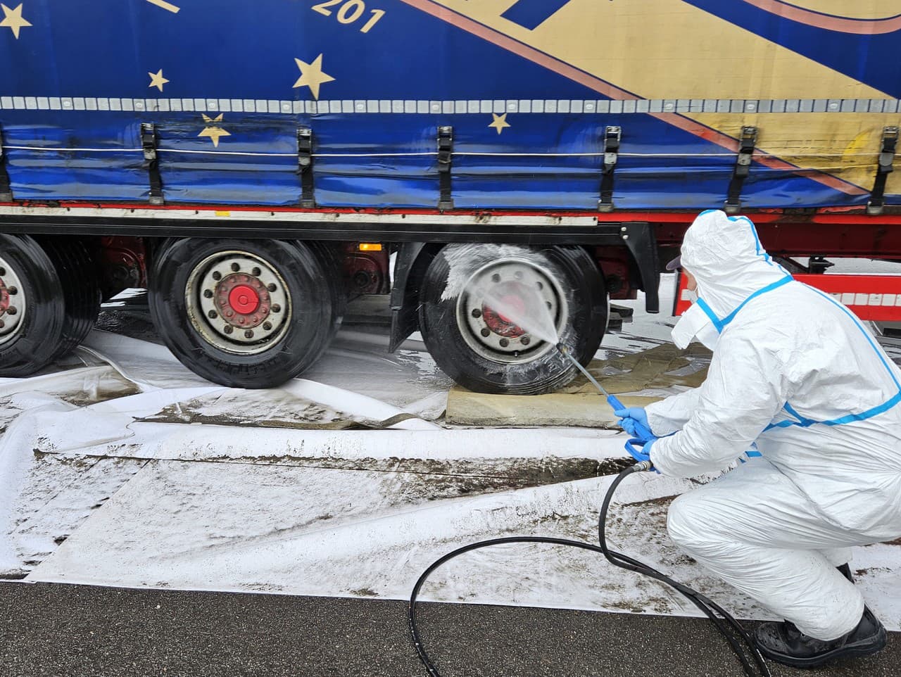 Dezinfekčný brod pre vozidlá prichádzajúce na Slovensko z Maďarska na hraničnom priechode Komárno - Komárom