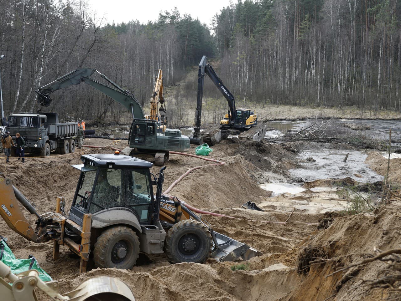 Na snímke pátranie po štyroch nezvestných amerických vojakoch neďaleko miesta, kde sa našlo ich obrnené vozidlo Hercules potopené na cvičisku pri litovskom meste Pabradé