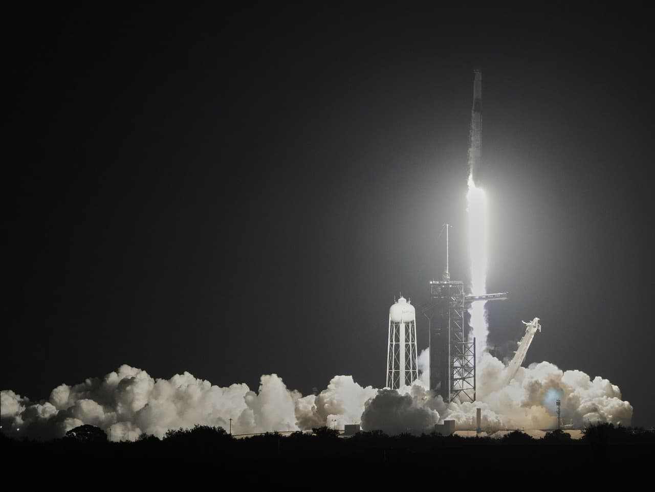 Raketa Falcon 9 spoločnosti SpaceX so štvorčlennou komerčnou posádkou štartuje z rampy 39A v Kennedyho vesmírnom stredisku 