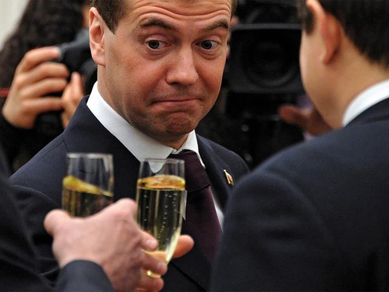 Dmitrij Medvedev s pohárom vína