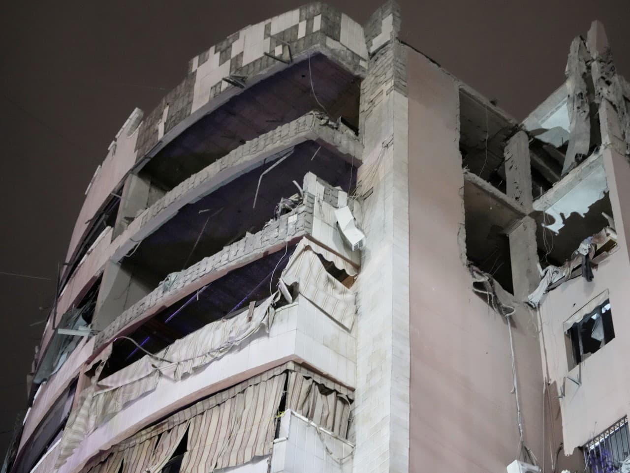 Následky izraelského cieleného útoku na obytný dom v Dahíji na južnom predmestí Bejrútu v Libanone 