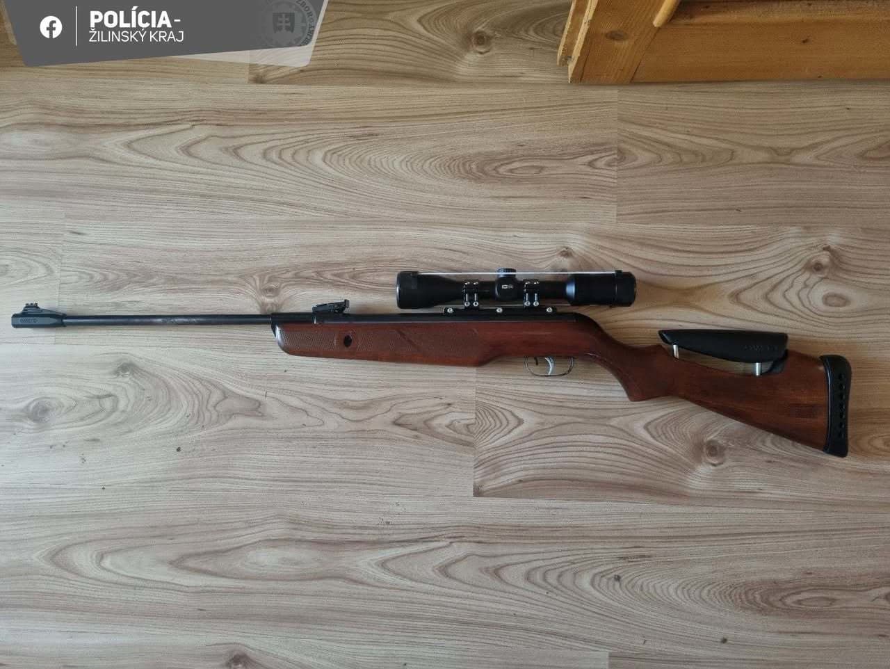 Polícia našla u muža pri domovej prehliadke zbrane a strelivo