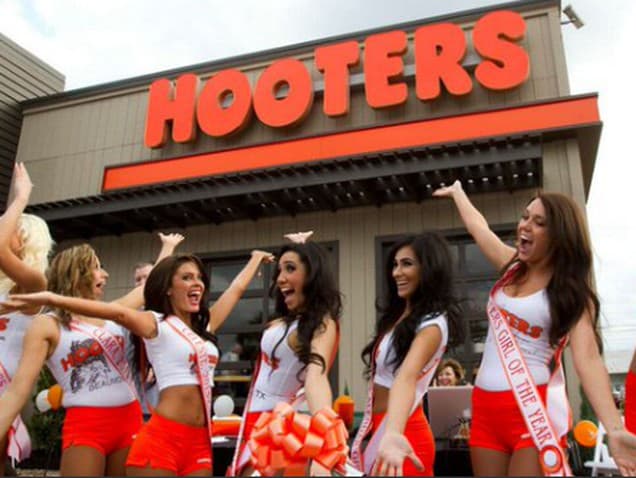 Hooters vyhlásil v USA bankrot, s novým vlastníkom chce ale pokračovať