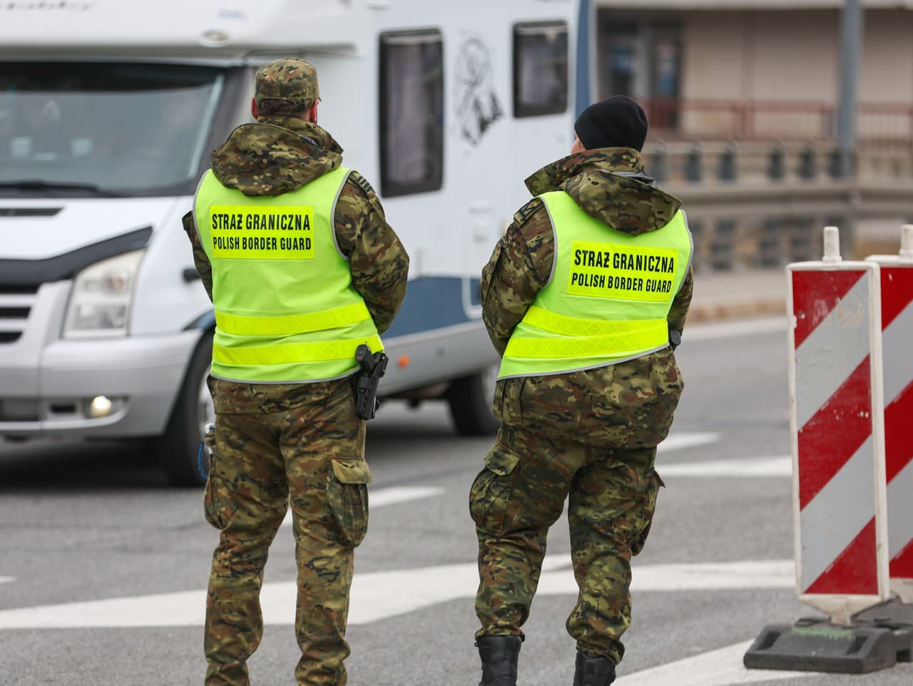Policajti hliadkujú na poľsko-slovenskom hraničnom priechode Chyžné - Trstená