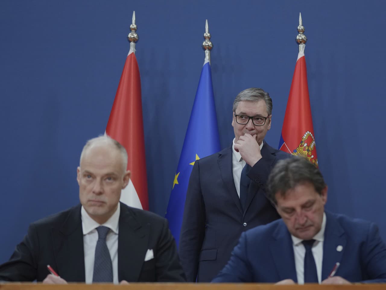 Srbský prezident Aleksandar Vučič (uprostred), srbský minister obrany Bratislav Gašič (vpravo) a jeho maďarský náprotivok Kristóf Szalay-Bobrovniczky