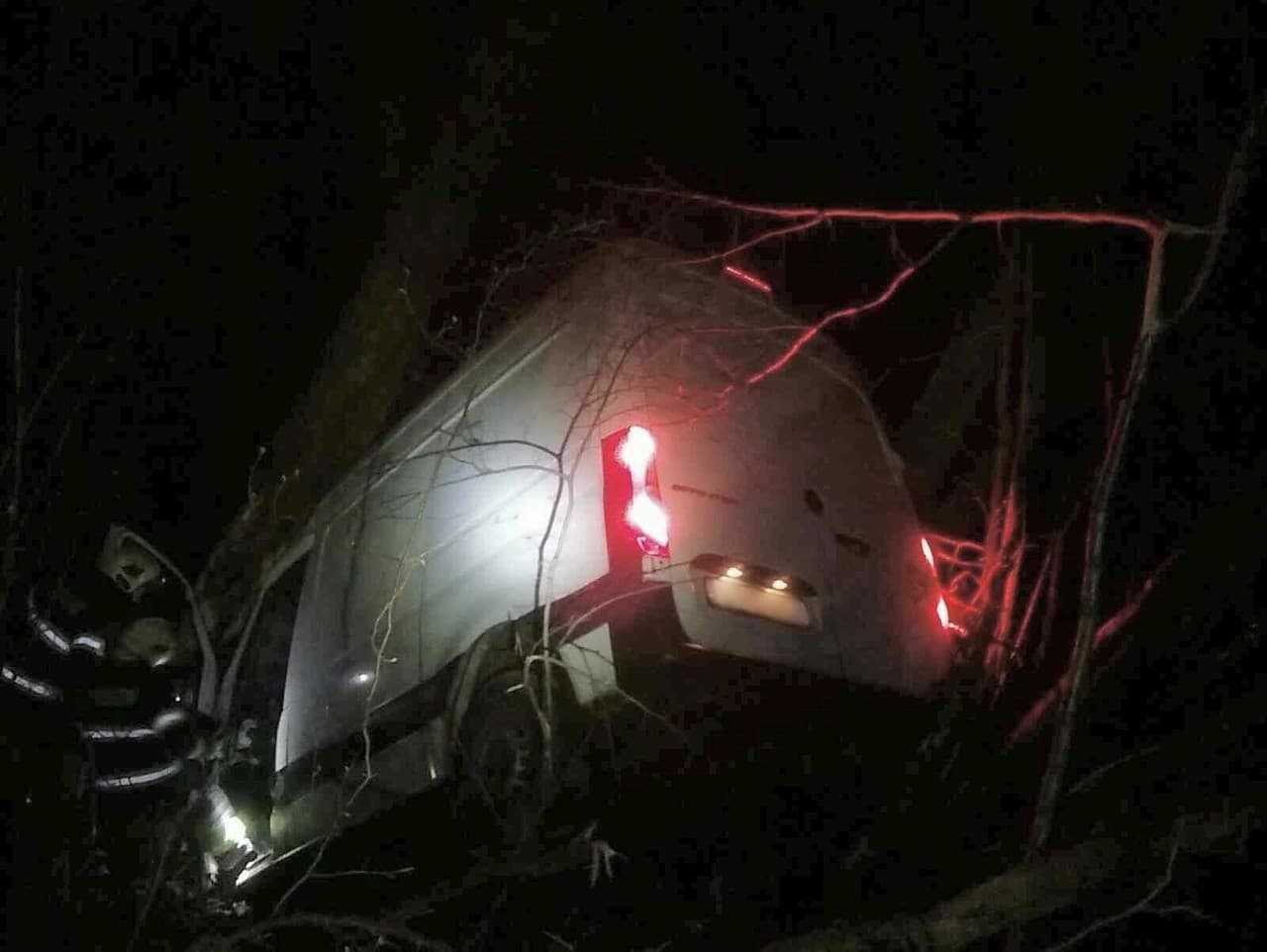 Hasiči zasahovali pri nehode vozidla visiaceho nad priepasťou