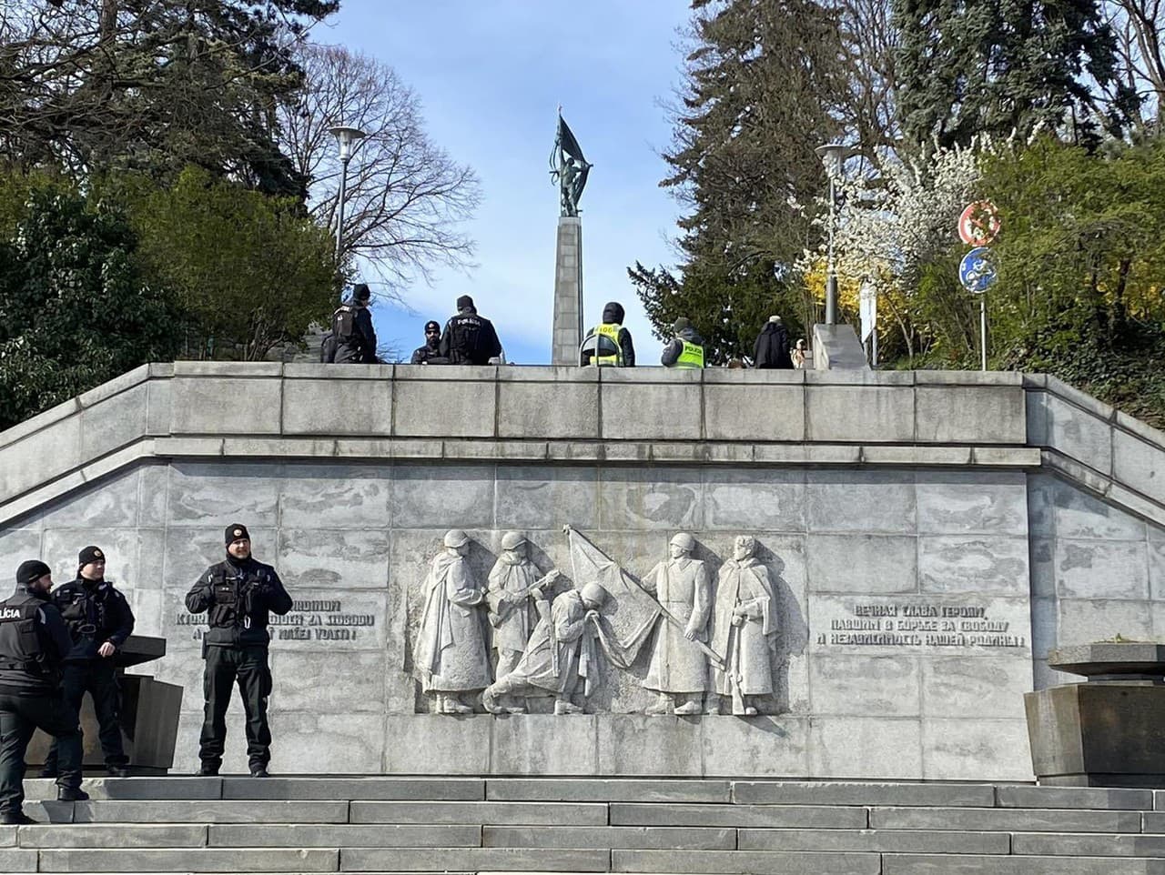 Strana Smer vyzýva na mier na zhromaždení pred pamätníkom Slavín.