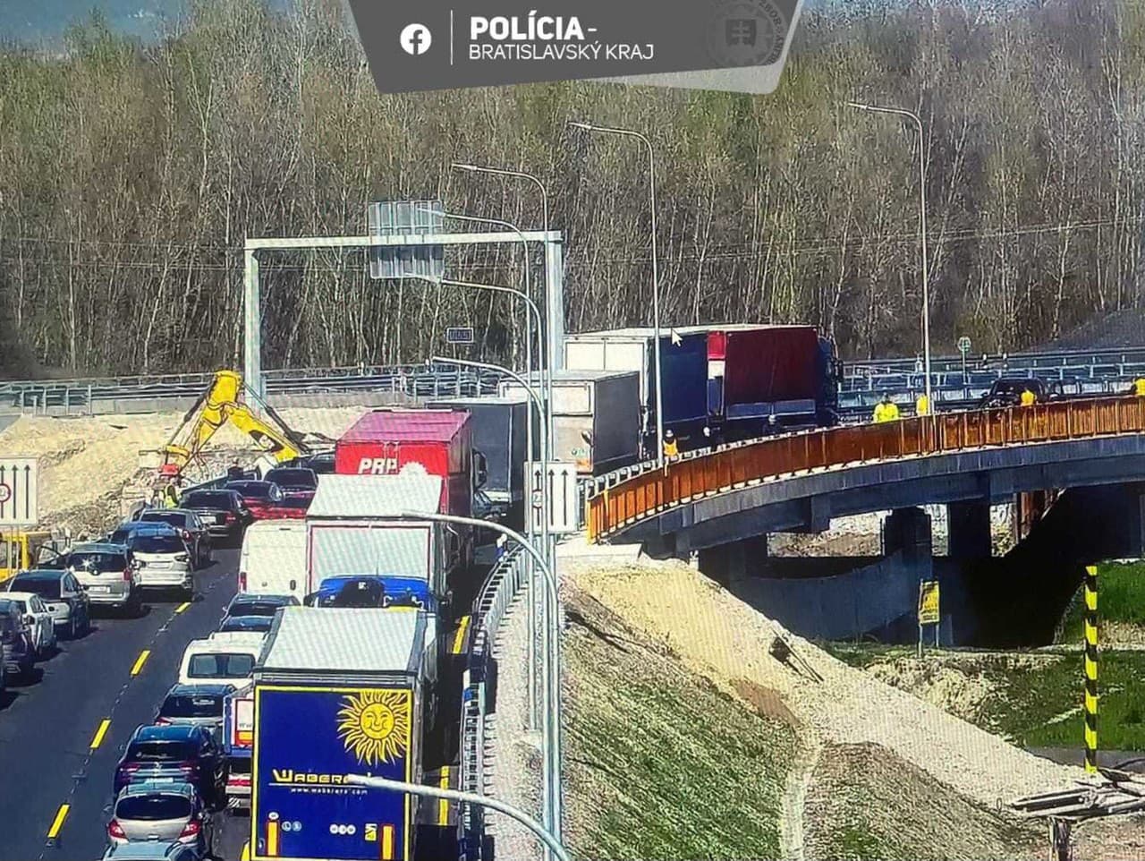 Dopravná nehoda na diaľnici D1 v smere z Bratislavy do Senca