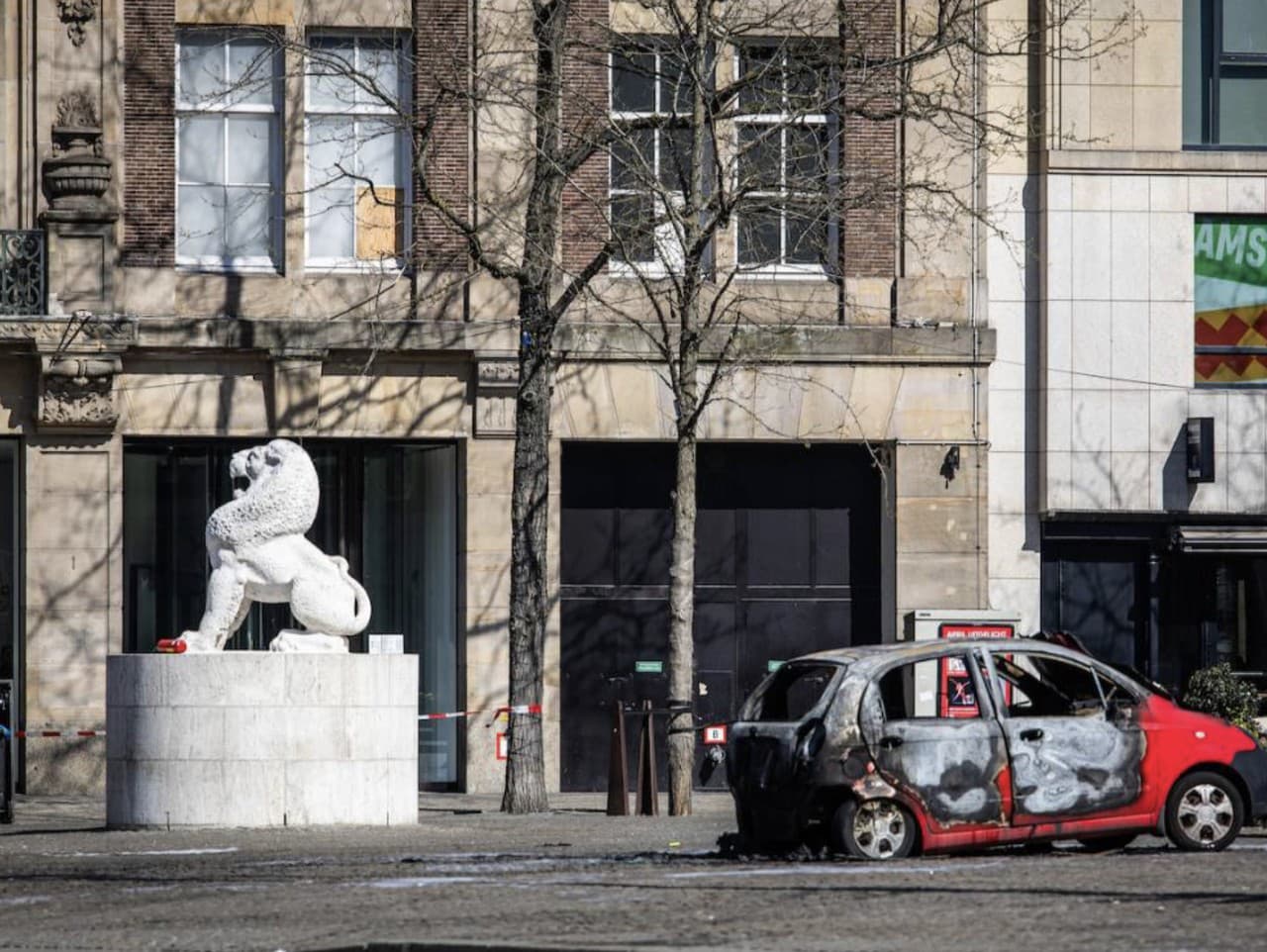 Auto po výbuchu na námestí v Amsterdame 