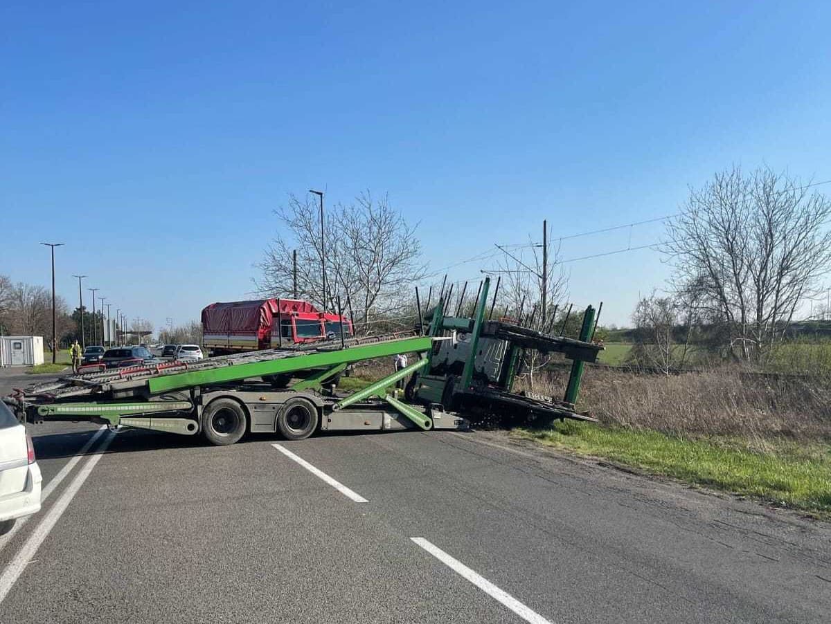 Skrížený kamión pred bývalým cestným hraničným priechodom Rusovce - Rajka 
