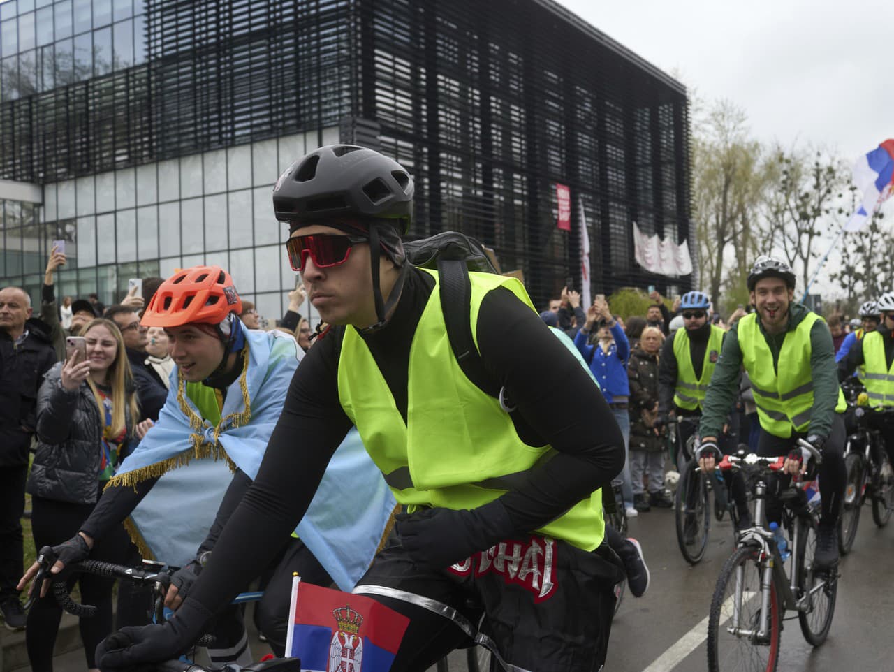 Protestujúci študenti na ceste do Štrasburgu s cieľom upozorniť EÚ na ich protesty proti korupcii v Novom Sade