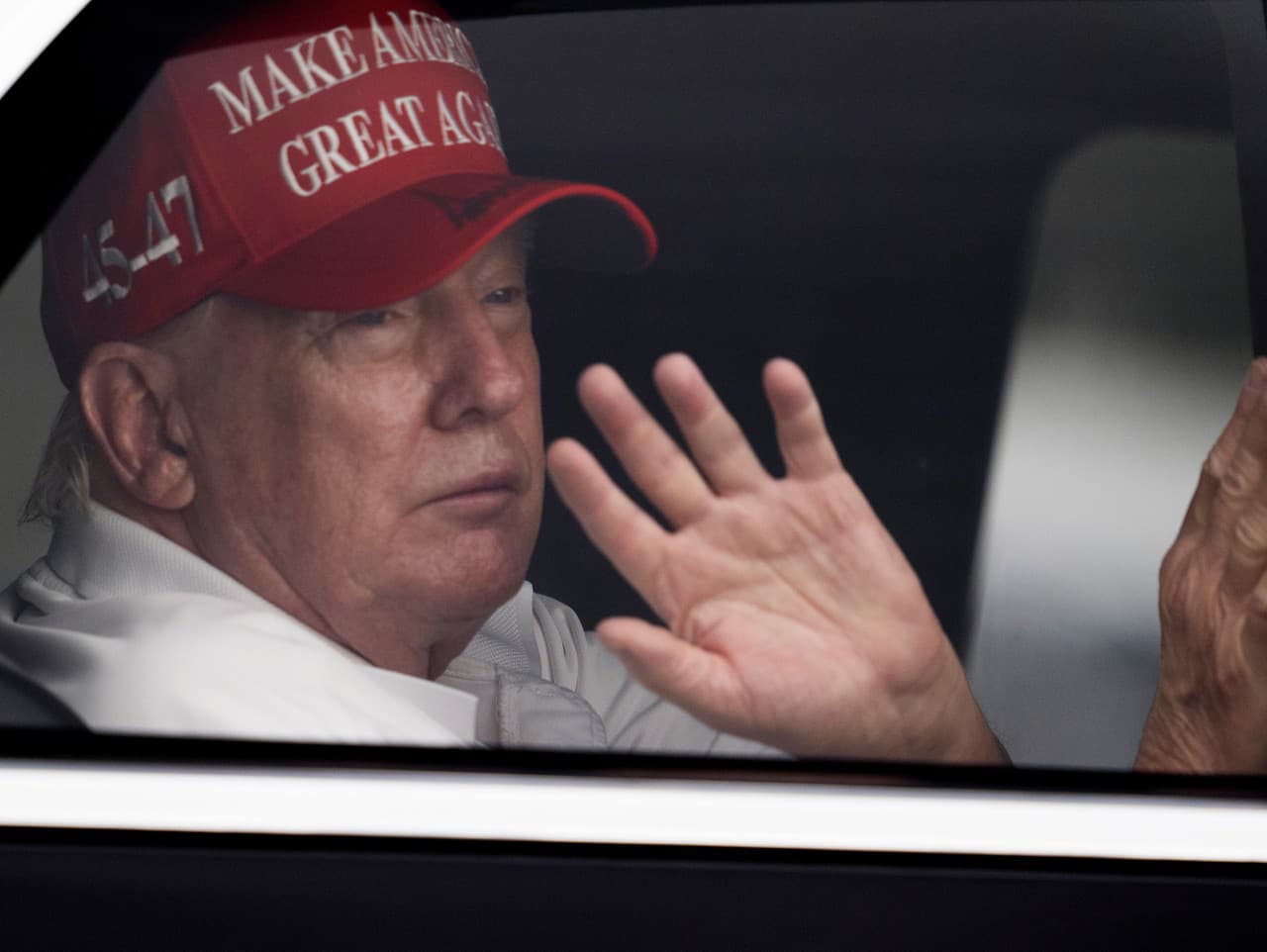 Americký prezident Donald Trump máva priaznivcom z prezidentskej limuzíny počas príjazdu do svojho golfového klubu vo West Palm Beach