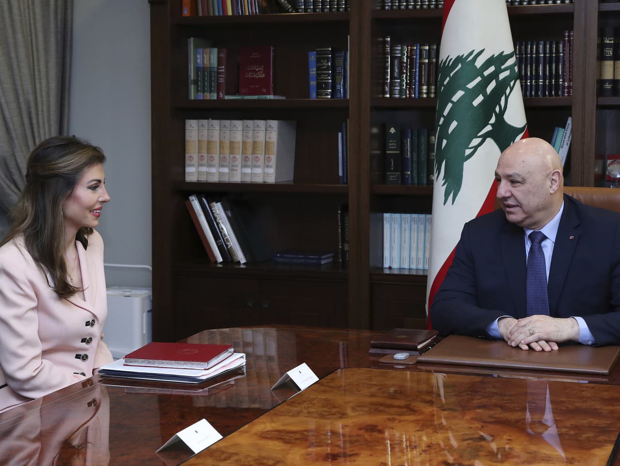 Libanonský prezident Joseph Aoun (vpravo) sa stretol s americkou zástupkyňou osobitného veľvyslanca pre Blízky východ Morgan Ortagusovou