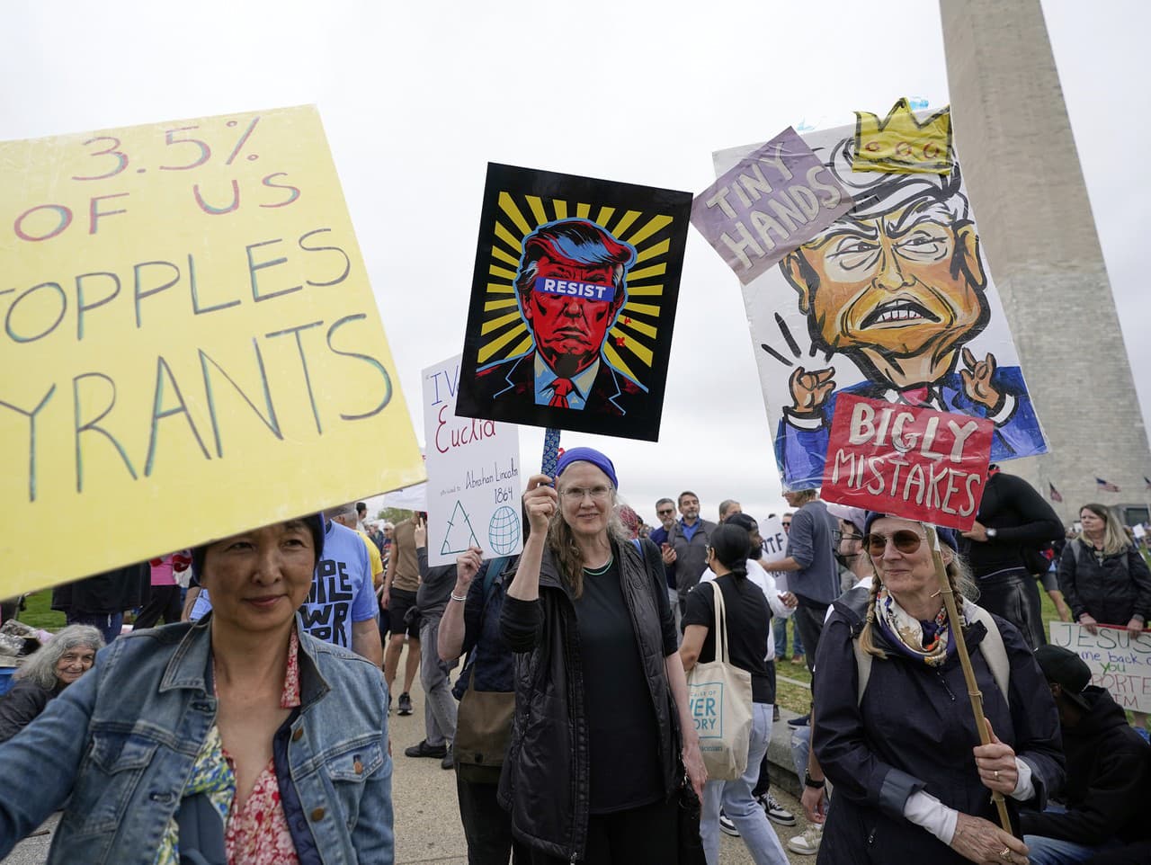 Demonštranti počas protestu proti prezidentovi Donaldovi Trumpovi 