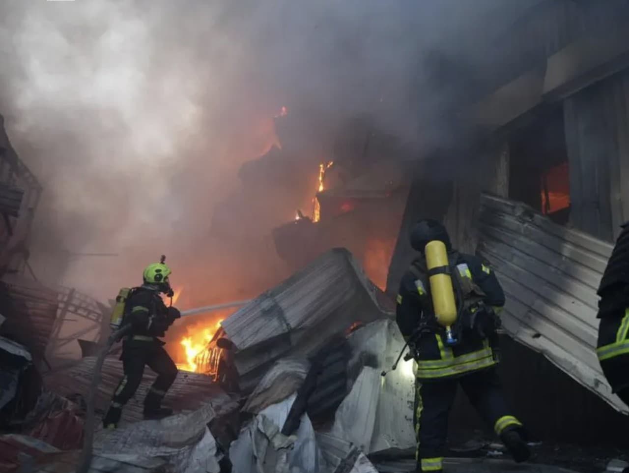 V dôsledku útoku vypukol požiar na dvoch obytných budovách.