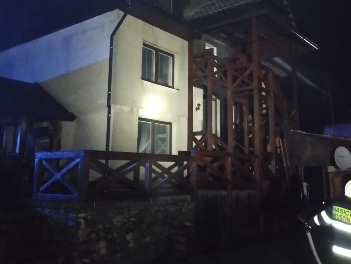 Hasiči zasahovali pri požiari rodinného domu v obci Hruštín 