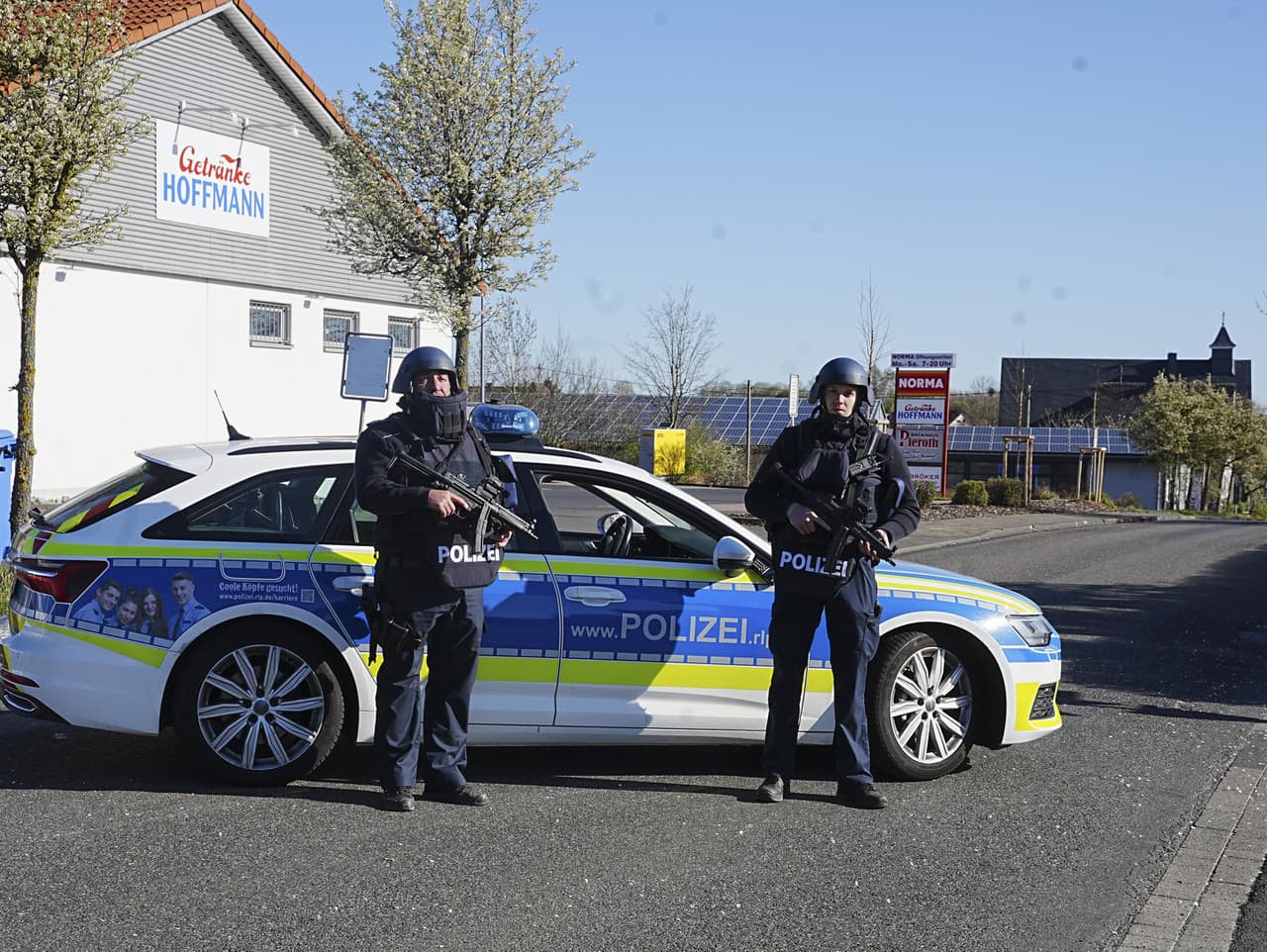 Policajti uzatvárajú vstup do mestečka Weitefeld v spolkovej krajine  Porýnie-Falcko na juhozápade Nemecka 