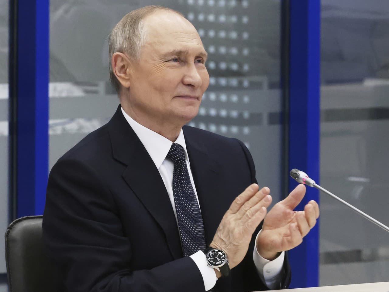 Prezident Ruskej federácie Vladimir Putin na stretnutí o stratégii rozvoja kozmonautiky počas návštevy štátnej technickej univerzity Bauman Moskva v Moskve