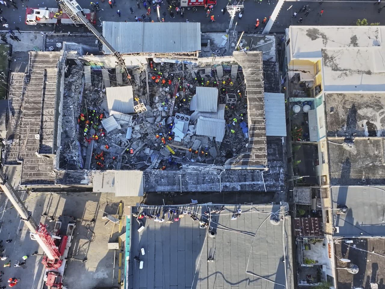 Záchranári hľadajú preživších v nočnom klube Jet Set potom, čo sa jeho strecha zrútila počas koncertu