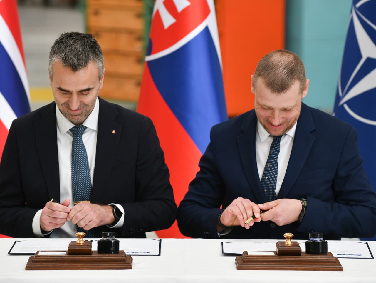 generálny riaditeľ Leteckých opravovní Trenčín a.s. (LOTN) Juraj Lauš a prezident nórskej spoločnosti Kongsberg Aviation Maintenance Services (KAMS) André Jaegtvik 