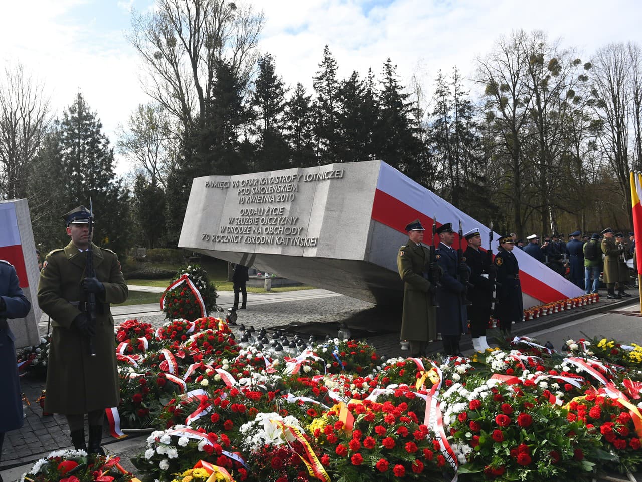 Slávnostné zhromaždenie na cintoríne pred pamätníkom pri príležitosti 15. výročia leteckého nešťastia pri ruskom meste Smolensk vo Varšave vo štvrtok 10. apríla 2025.