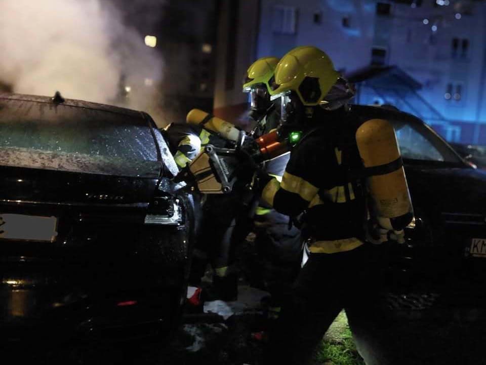 Hasiči zasahovali pri požiari viacerých áut v Kysuckom Novom Meste