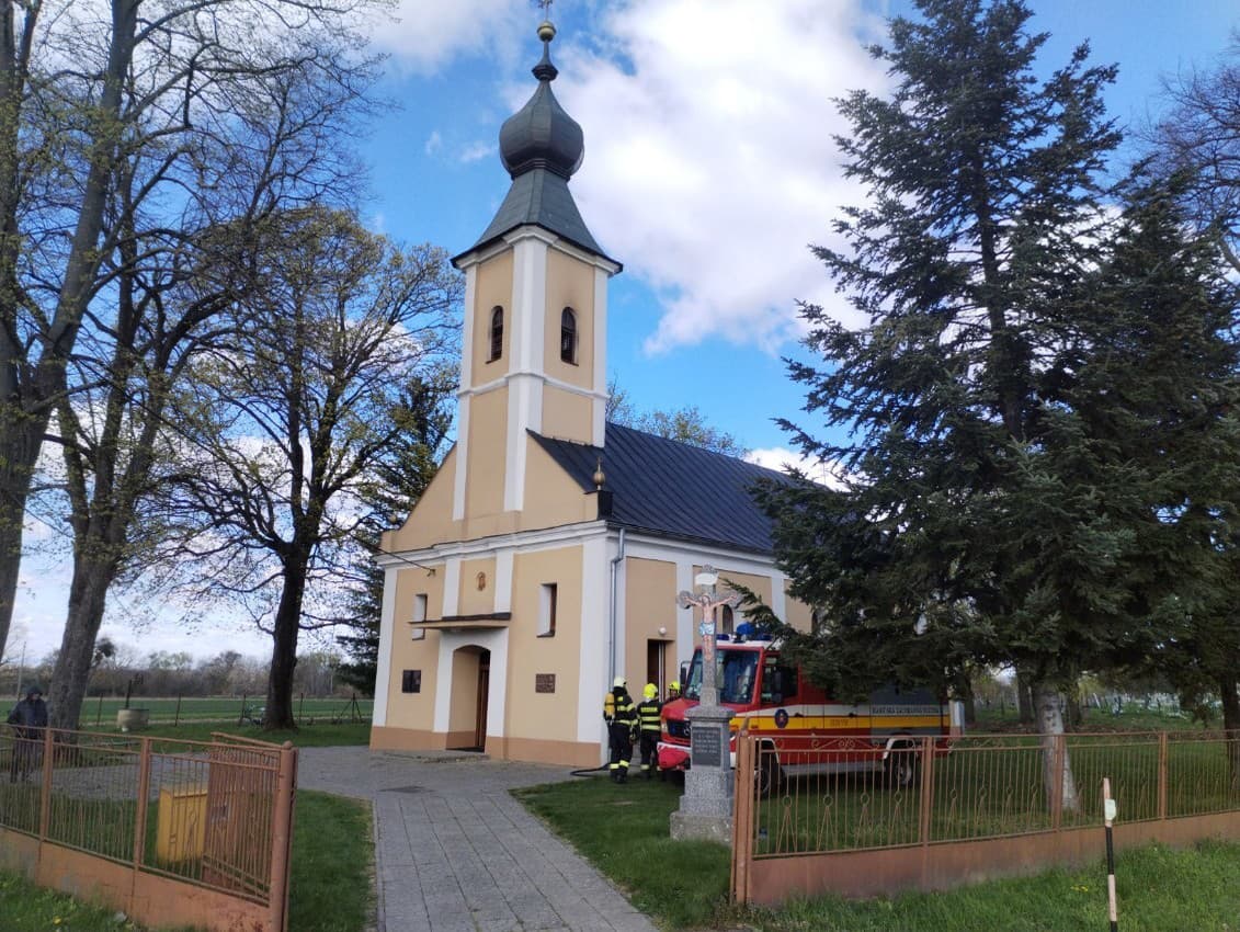 Hasiči zasahujú pri požiari kostolnej veže vo Vysokej nad Uhom