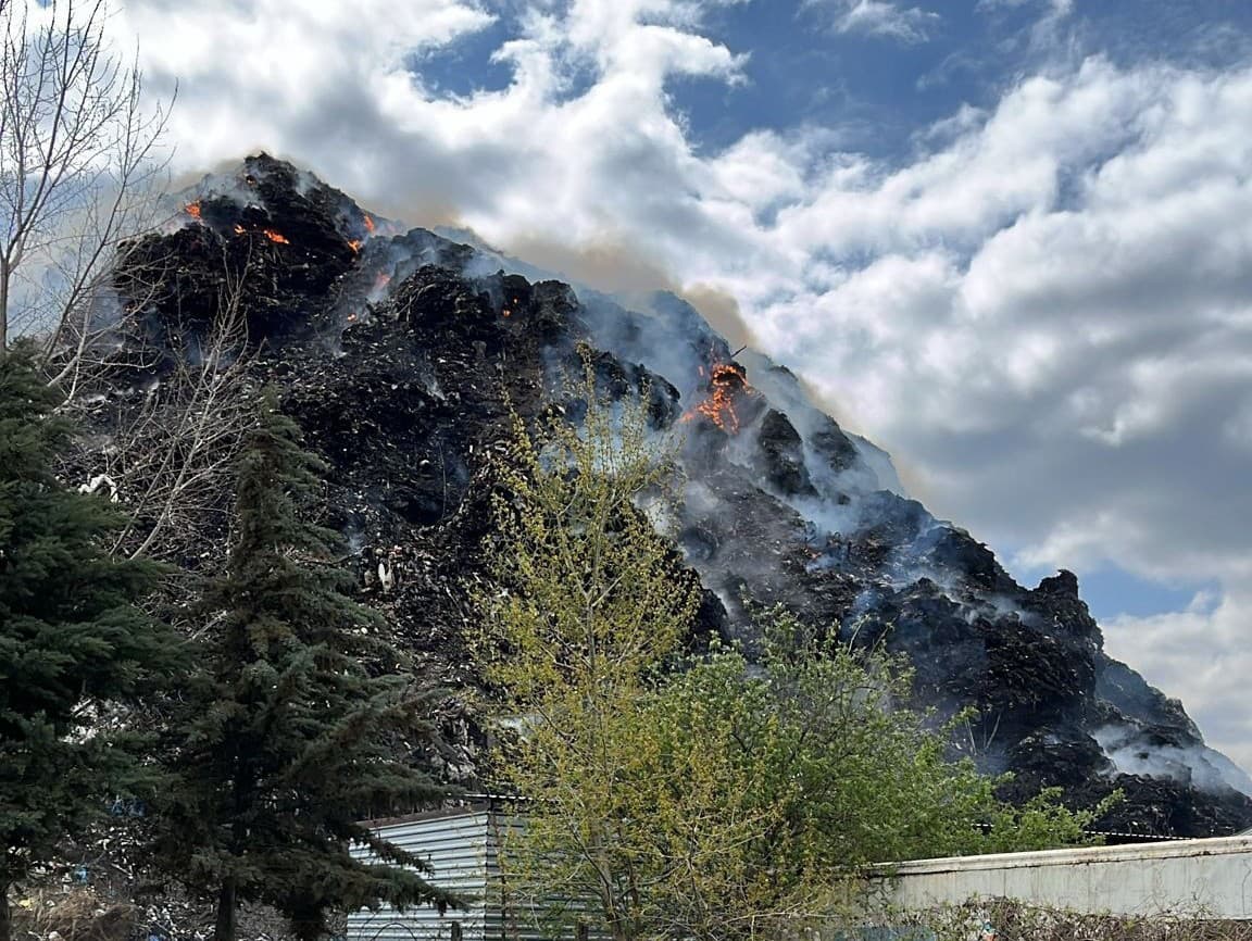 Skládku odpadov neďaleko Galanty zasiahol požiar