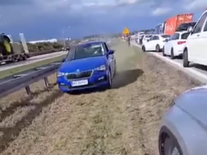 Vodič modrej Škody Fabia chcel obísť kolónu na poľskej diaľnici. Vybral sa po tráve a v protismere