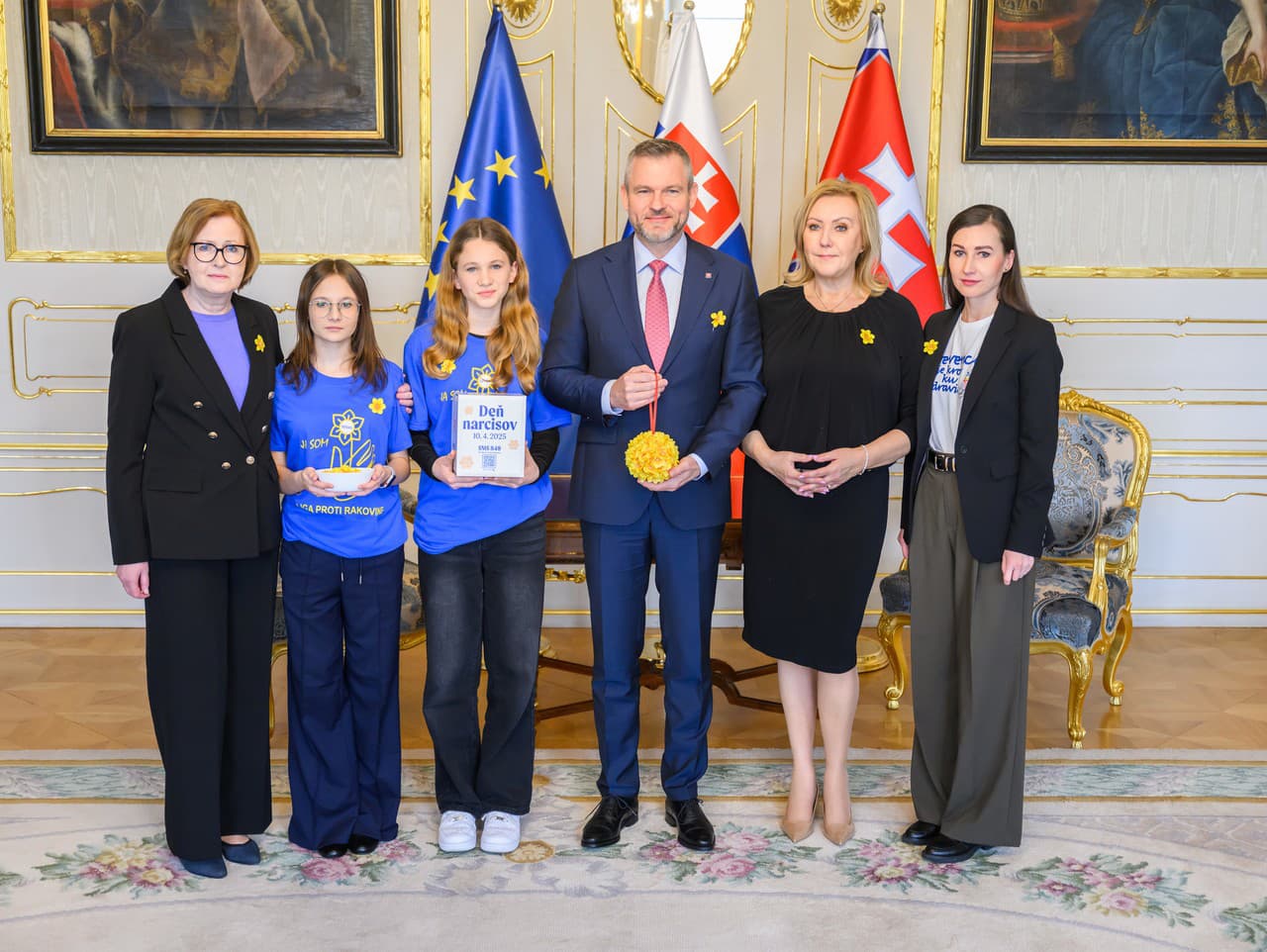 Na snímke sprava PR manažérka LPR Jana Alexová, riaditeľka Ligy proti rakovine Eva Kováčová a prezident SR Peter Pellegrini počas prijatia zástupcov Ligy proti rakovine pri príležitosti Dňa narcisov