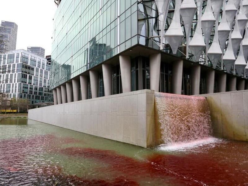 Aktivisti Greenpeace vyliali do jazierka na ambasáde USA farbivo