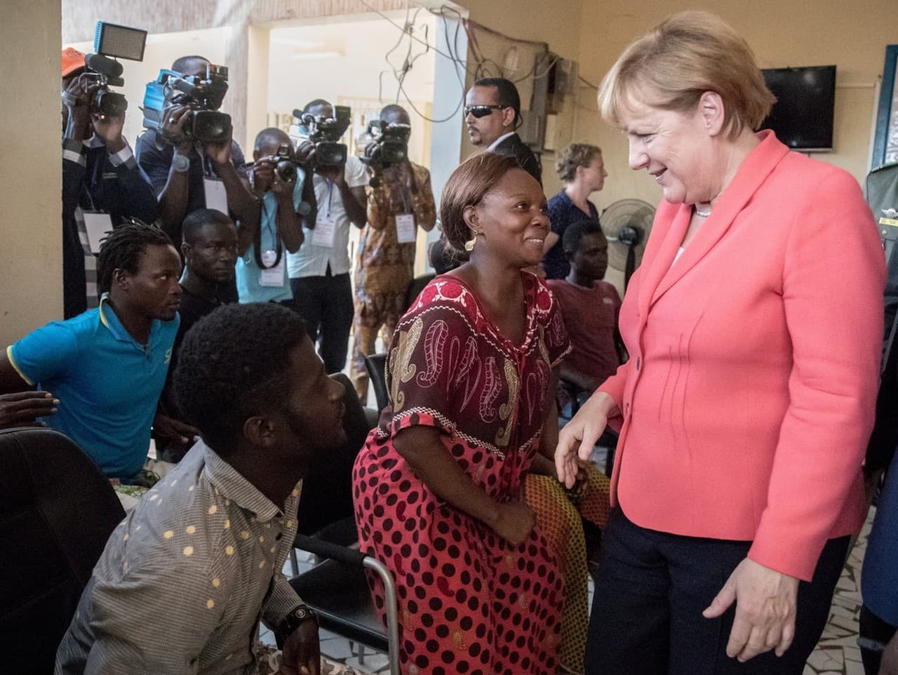 Angela Merkelová a migranti na archívnej snímke.