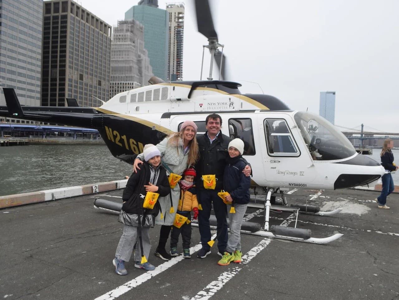 Augustin Escobar s rodinou tesne predtým, ako sa vydali na osudný let.