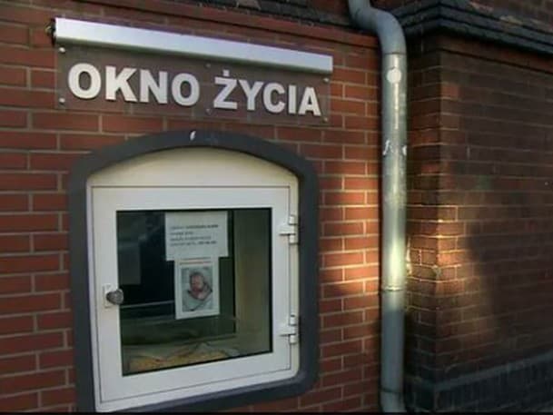 V poľskom Vroclave nechal otec v hniezde záchrany dvojročného chlapca aj s lízatkom