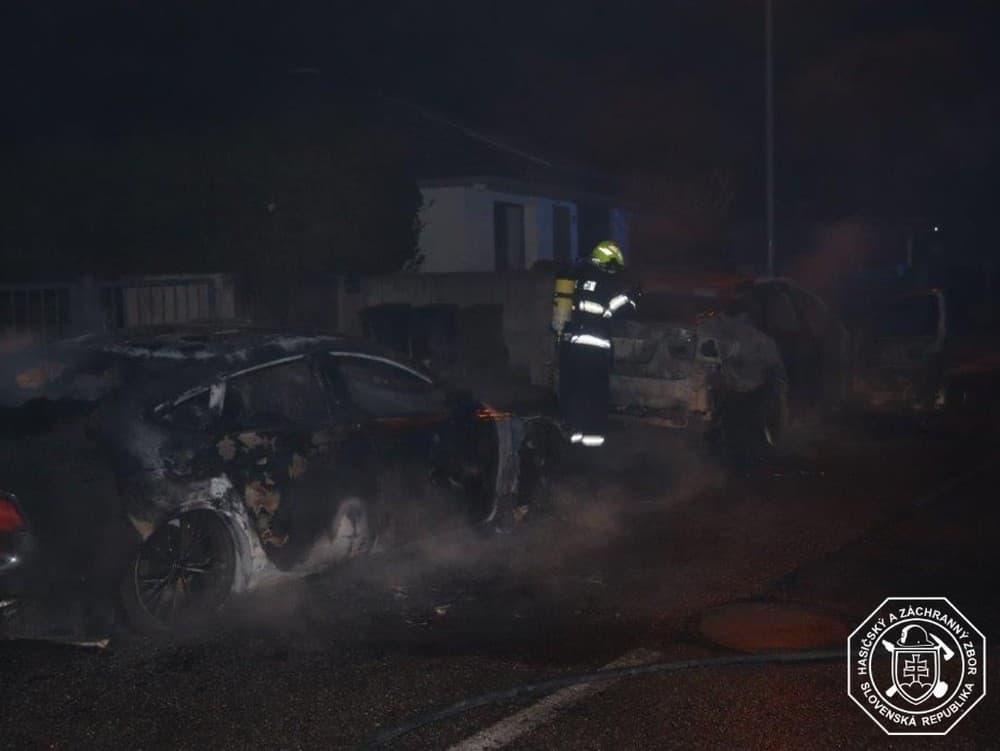 Požiar dvoch osobných automobilov v Slovenskom Grobe