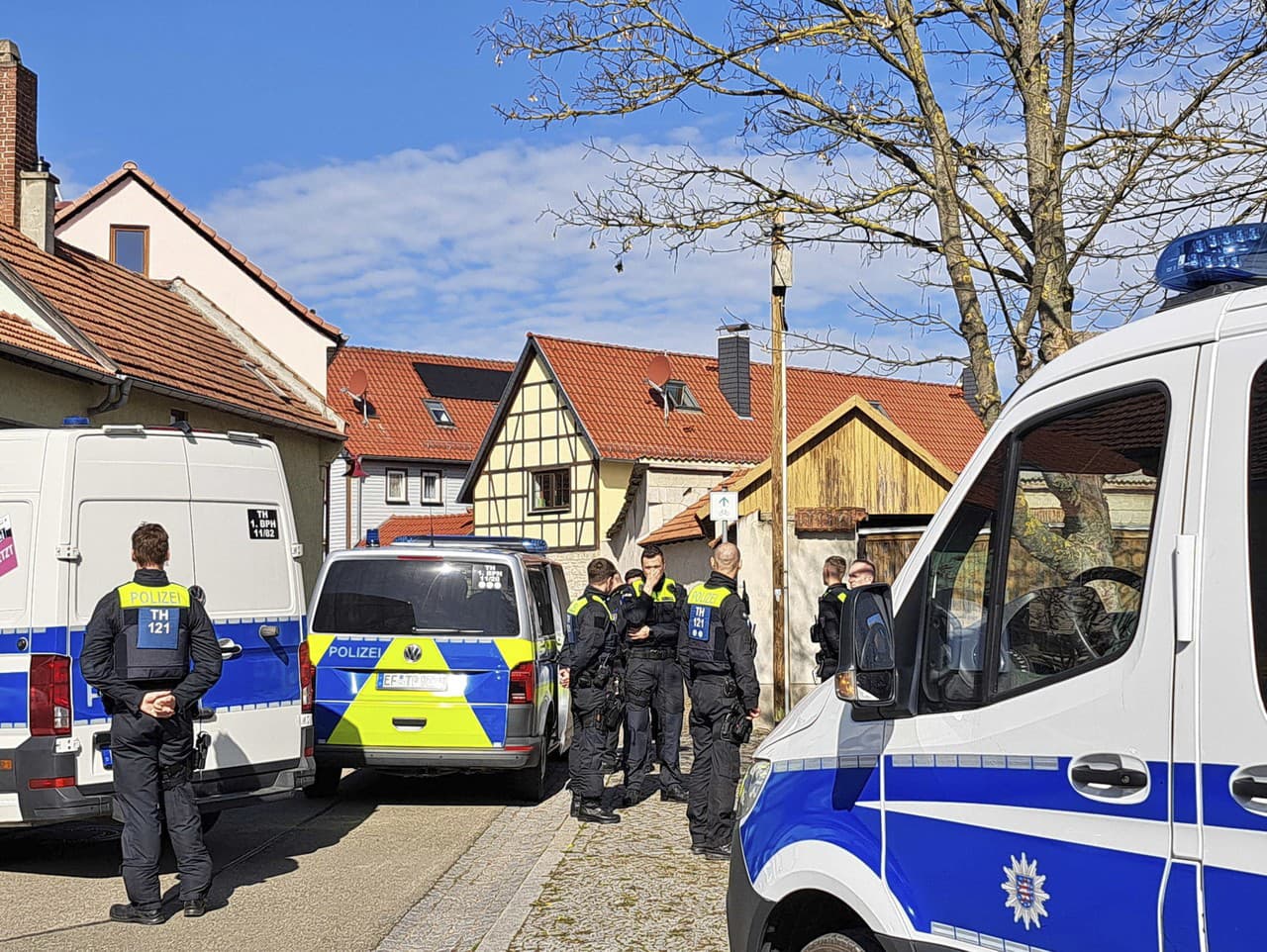 Policajti zasahujú pred rodinným domom v nemeckej obci Klettbach, kde sa našli  mŕtve telá štyroch ľudí patriacich k jednej rodine