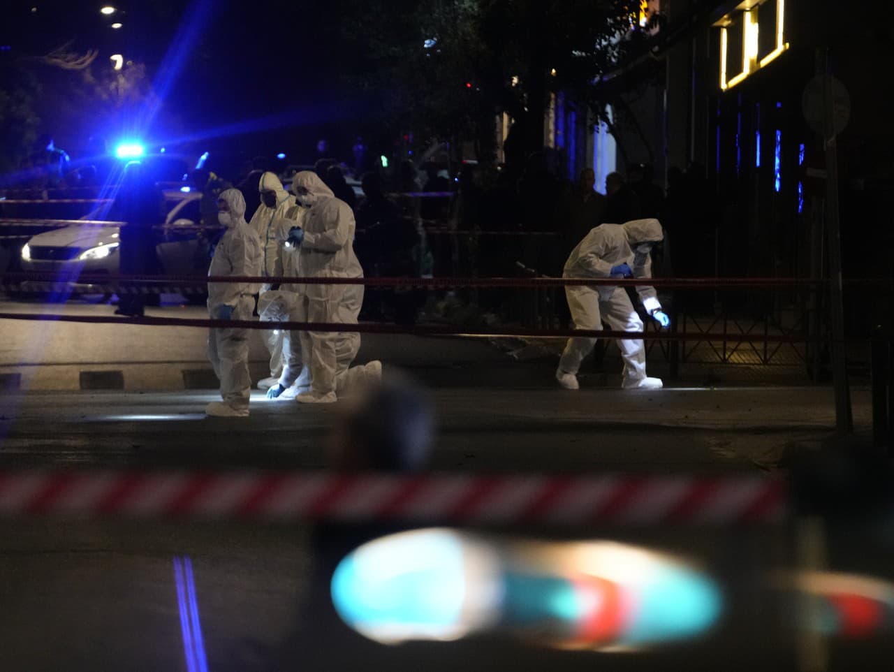 Forenzní technici pred aténskou kanceláriou spoločnosti Hellenic Train