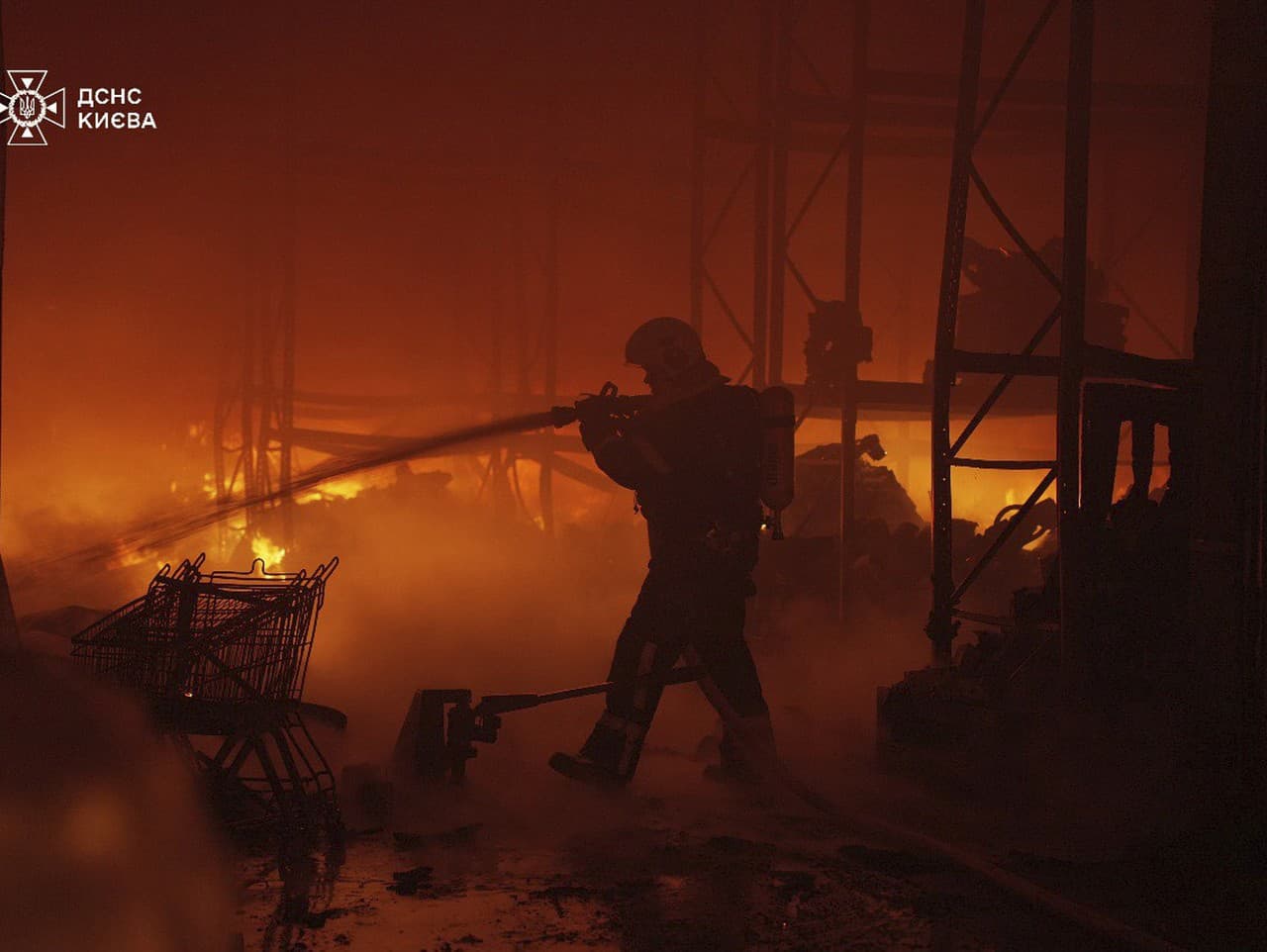 Personál pohotovostných služieb pracuje na hasení požiaru po ruskom útoku v Kyjeve