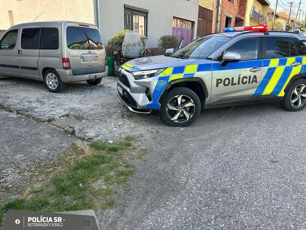 Agresívny vodič sa vyhrážal policajtovi, že ho vyzlečie z uniformy