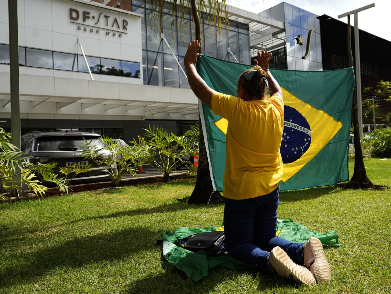Podporovateľ bývalého prezidenta Jaira Bolsonara sa modlí pred nemocnicou DF Star, kde podstúpil operáciu brucha v brazílskom meste Brasilia v pondelok 14. apríla 2025.