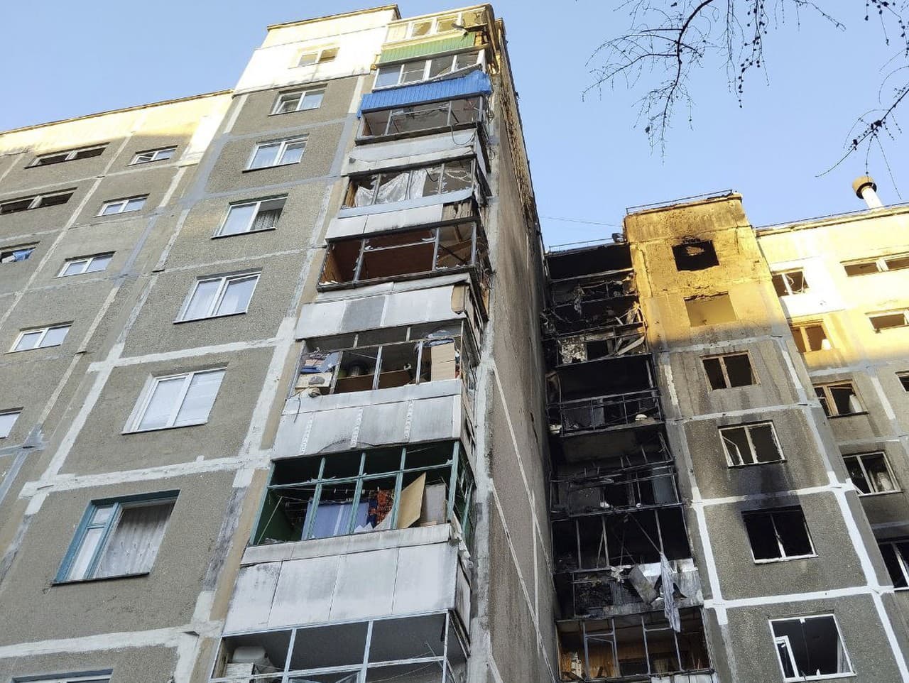 Na snímke poškodená obytná budova po útoku ukrajinského dronu v západoruskom meste Kursk pri hraniciach s Ukrajinou. 
