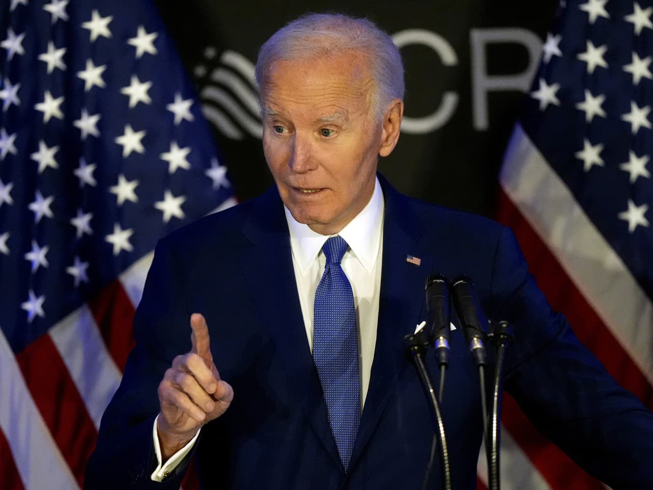 Bývalý americký prezident Joe Biden gestikuluje počas svojho prvého väčšieho prejavu po odchode z Bieleho domu