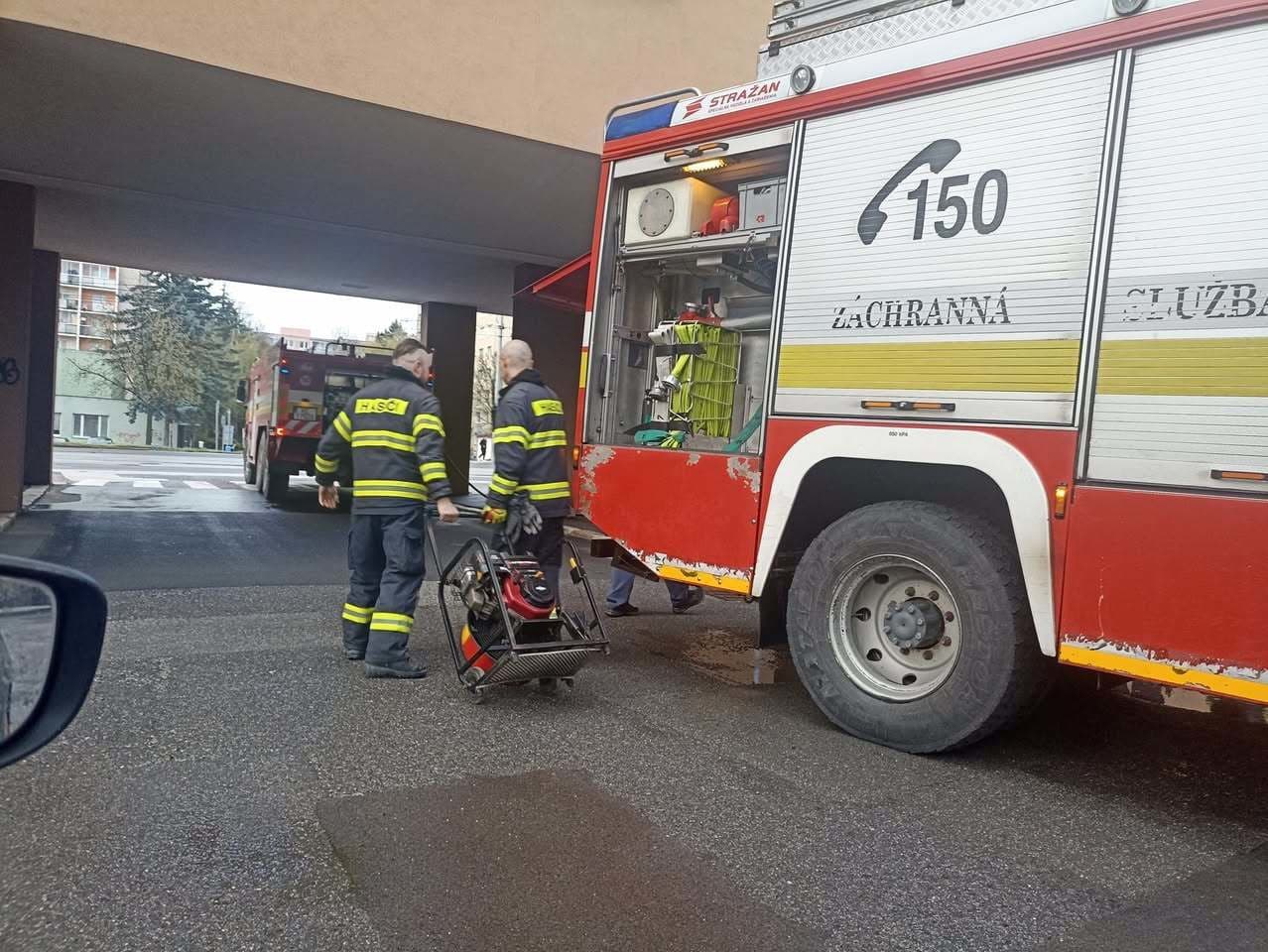 Požiar e-kolobežky v pivnici bytového domu
