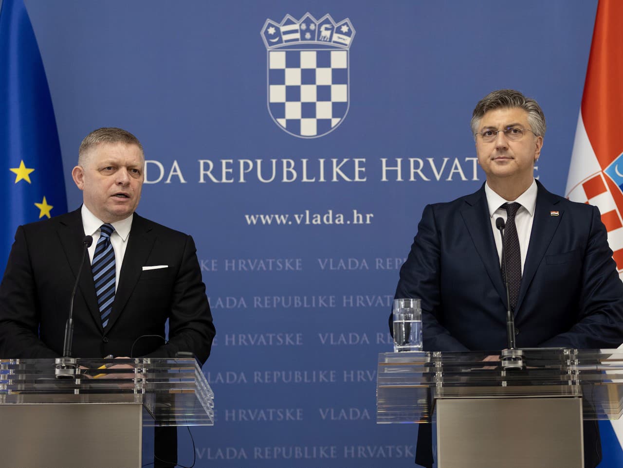 Slovenský premiér Robert Fico (vľavo) a chorvátsky premiér Andrej Plenkovič