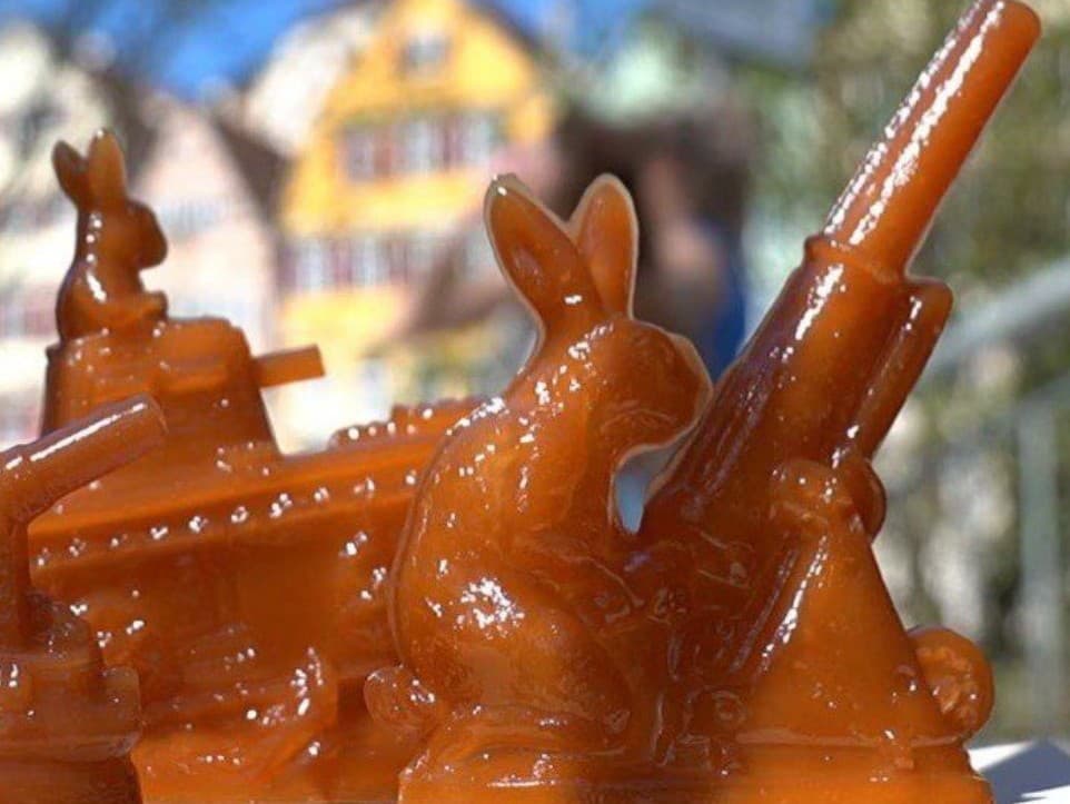 Nemecká kaviareň v meste Tübingen vyrába limitované veľkonočné zajace podľa dobového receptu. Zachovali sa aj staré formy z čias druhej svetovej vojny. 