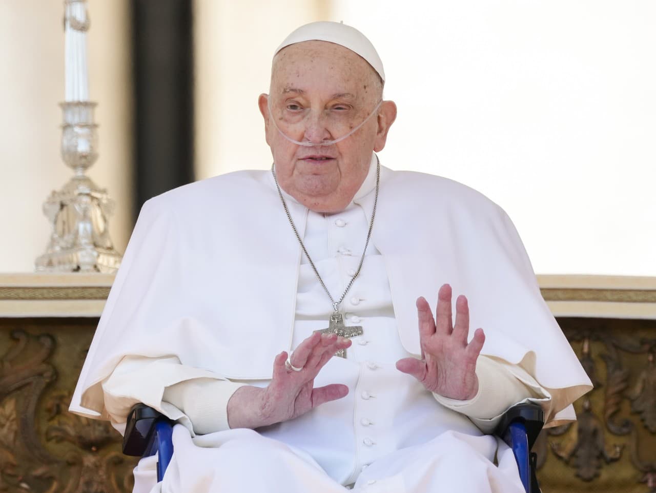 Pápež František sa prvýkrát od svojho prepustenia z nemocnice objavil na verejnosti