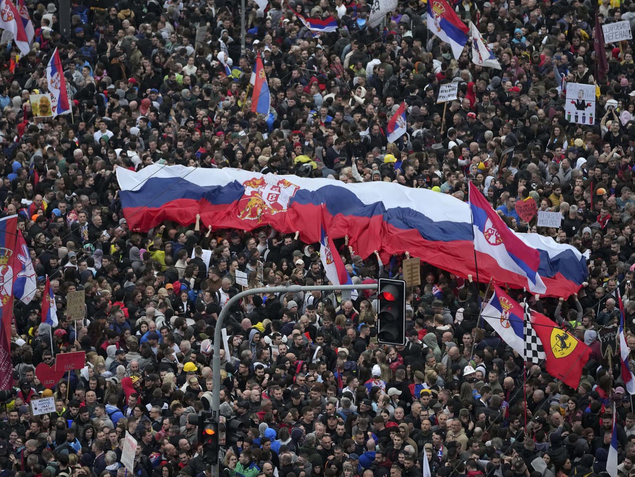 Na protesty v Belehrade prišlo vyše 100-tisíc ľudí