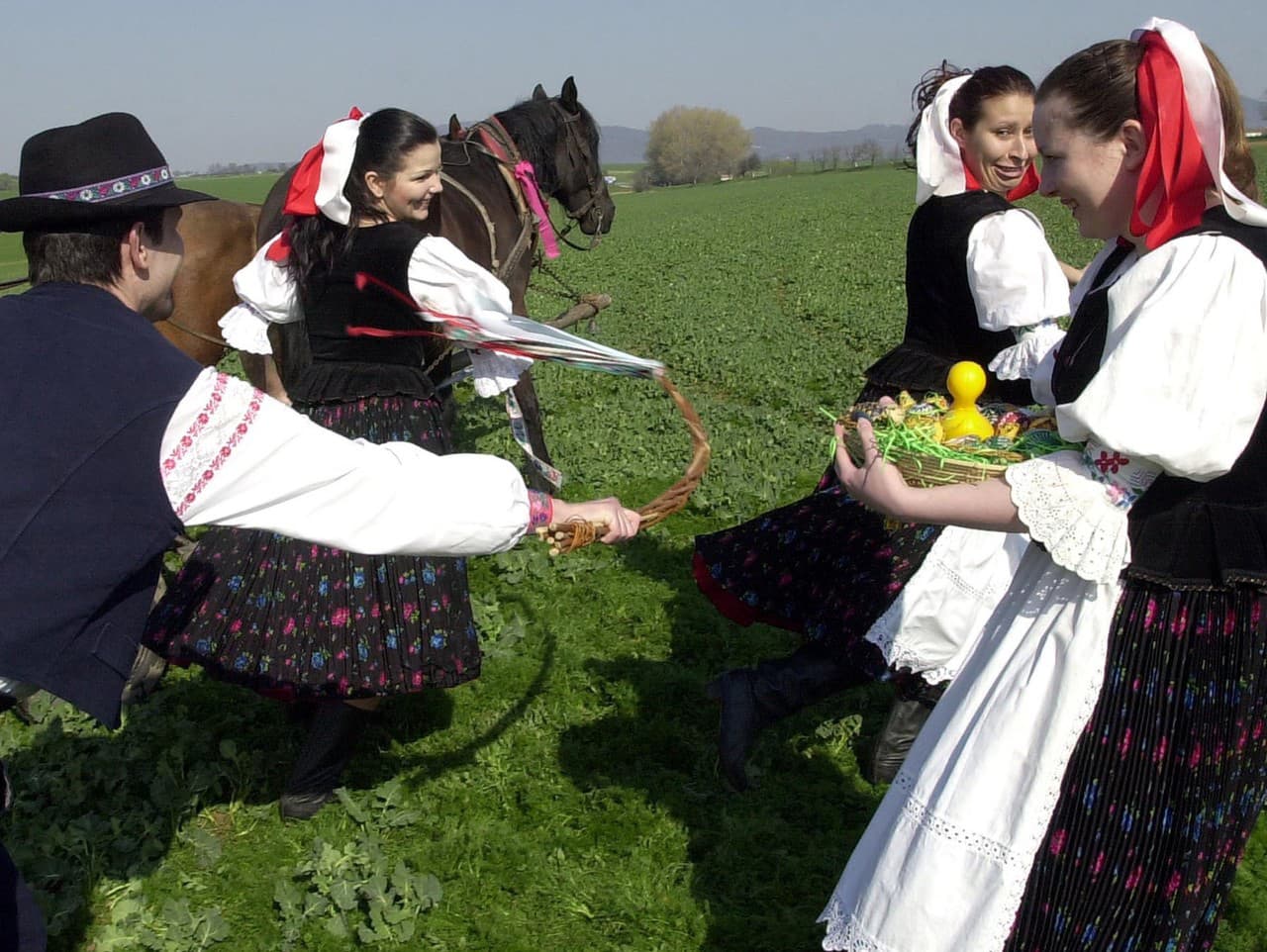 Chlapci na Veľkonočný pondelok šibú dievčatá korbáčmi 