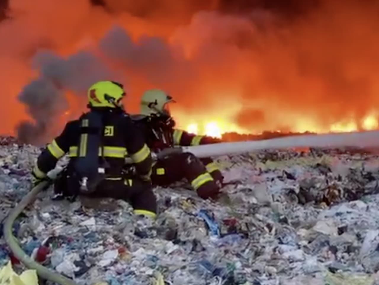 Požiar skládky v Rynholci v Česku